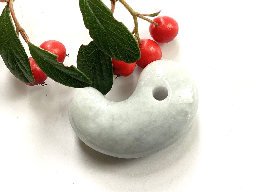 ✳白色糸魚川翡翠勾玉　本物保証品ジェダイト　即ご決断購入を　御守りをお身近に‼️