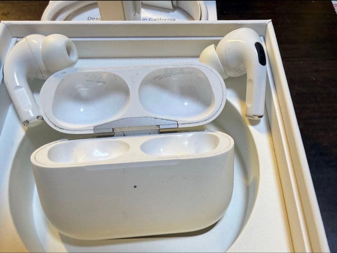 か*こ様 AirPods Pro2本体 ホワイト 充電ケース・ケーブル付き