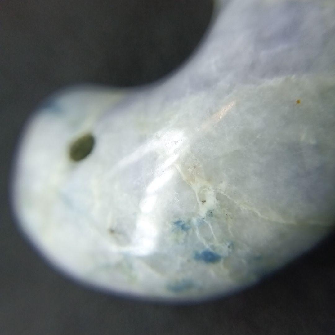 天然石 勾玉　淡い緑色と白色の混合　約18g