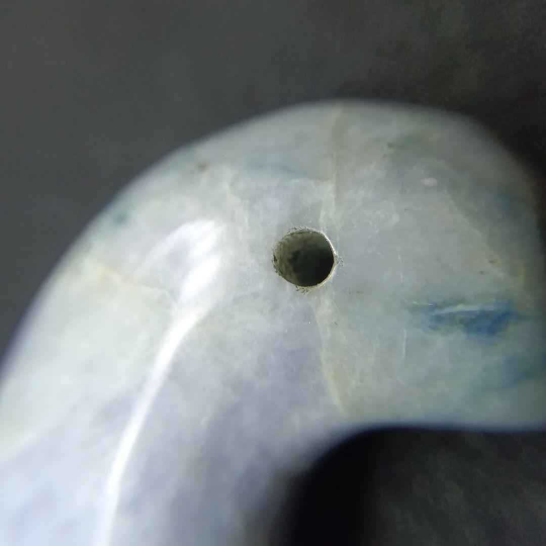 天然石 勾玉　淡い緑色と白色の混合　約18g