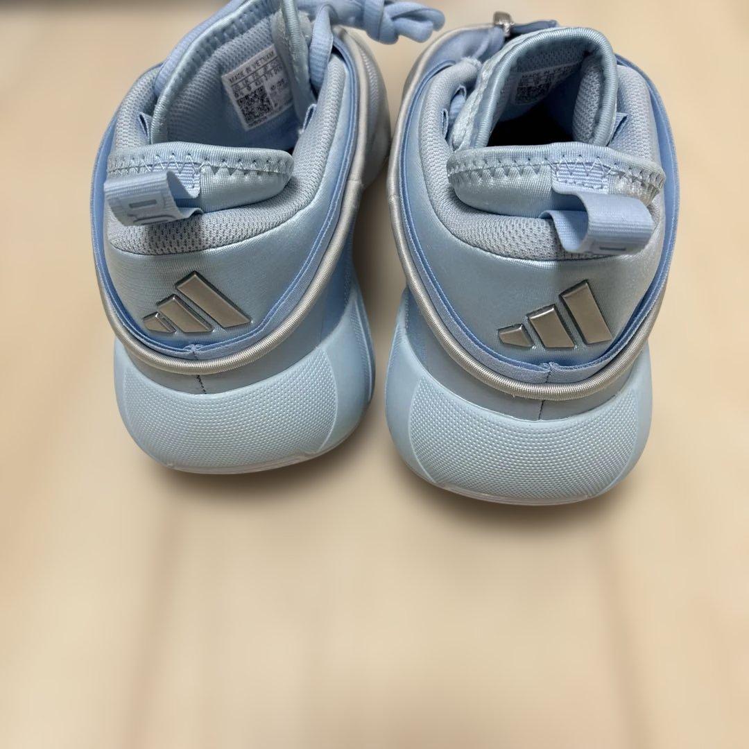 adidas ライトブルー バスケットボールシューズ