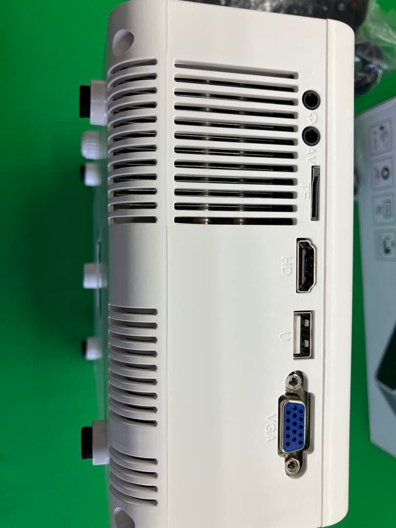 【ほぼ新品】スマホワイヤレス接続可能　プロジェクター