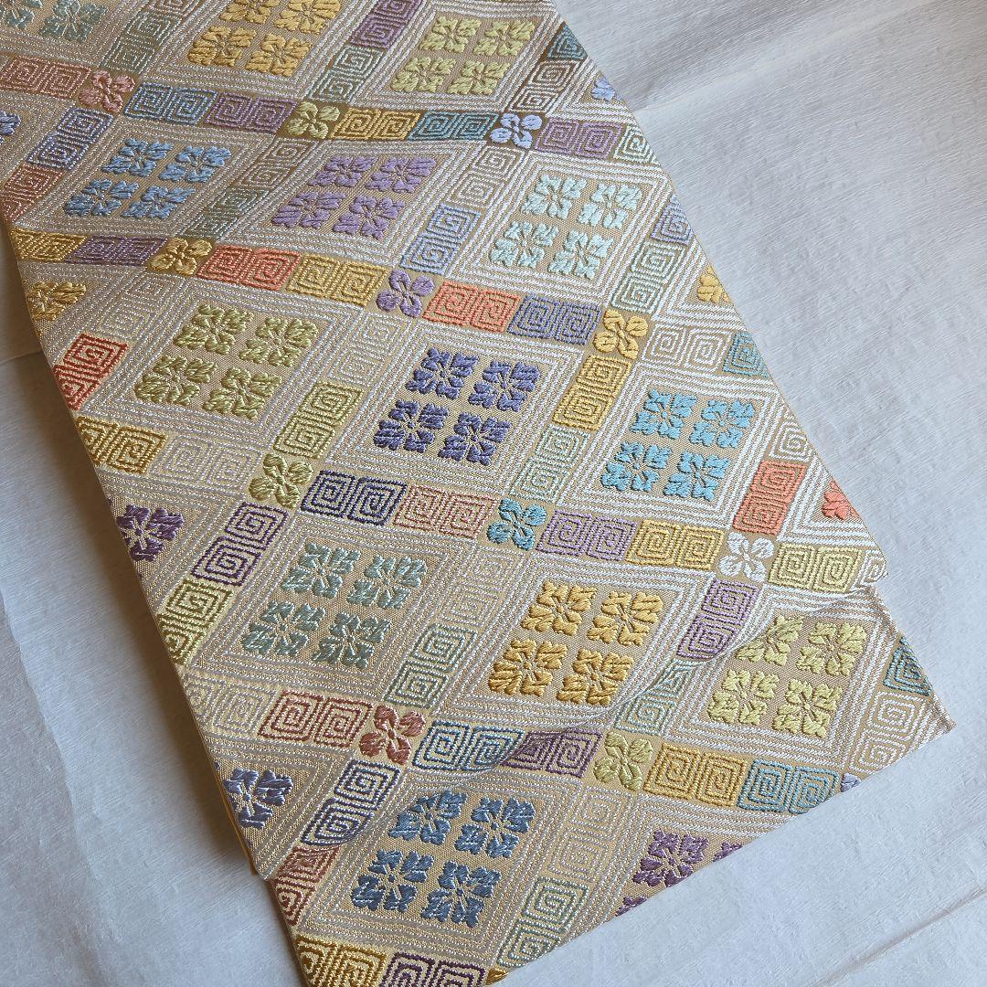 やさしいベージュ　菱取花菱文の袋帯