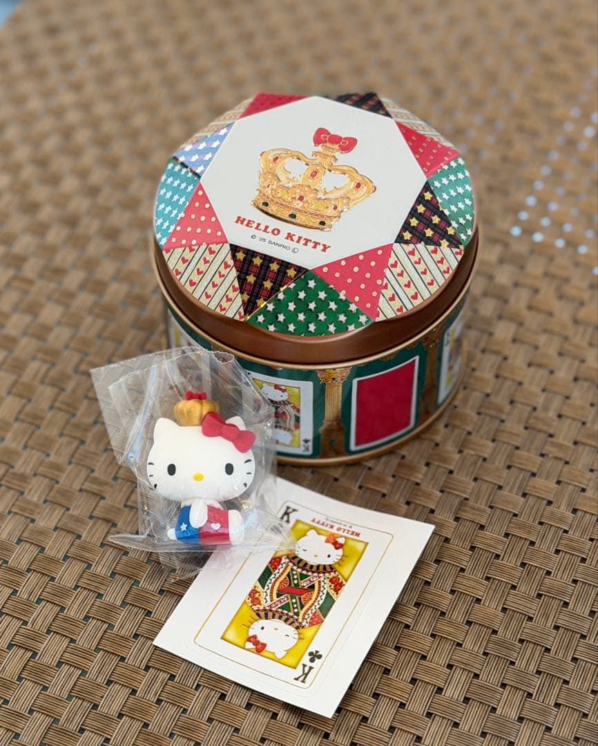 オルゴール ルミネ ハローキティ ガチャ&青山デカーボ ハローキティのトランプ缶