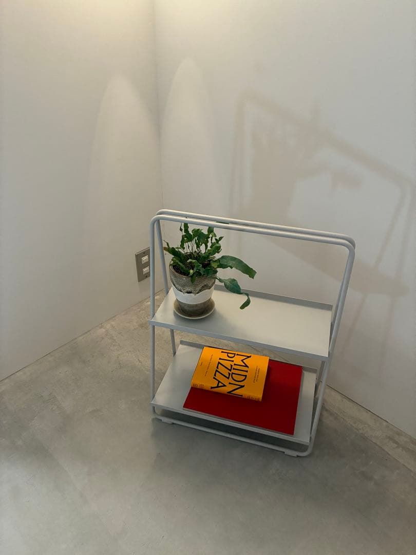 モダン　スチールシェルフ　サイドテーブル　FLYMe/ZONE DENMARK