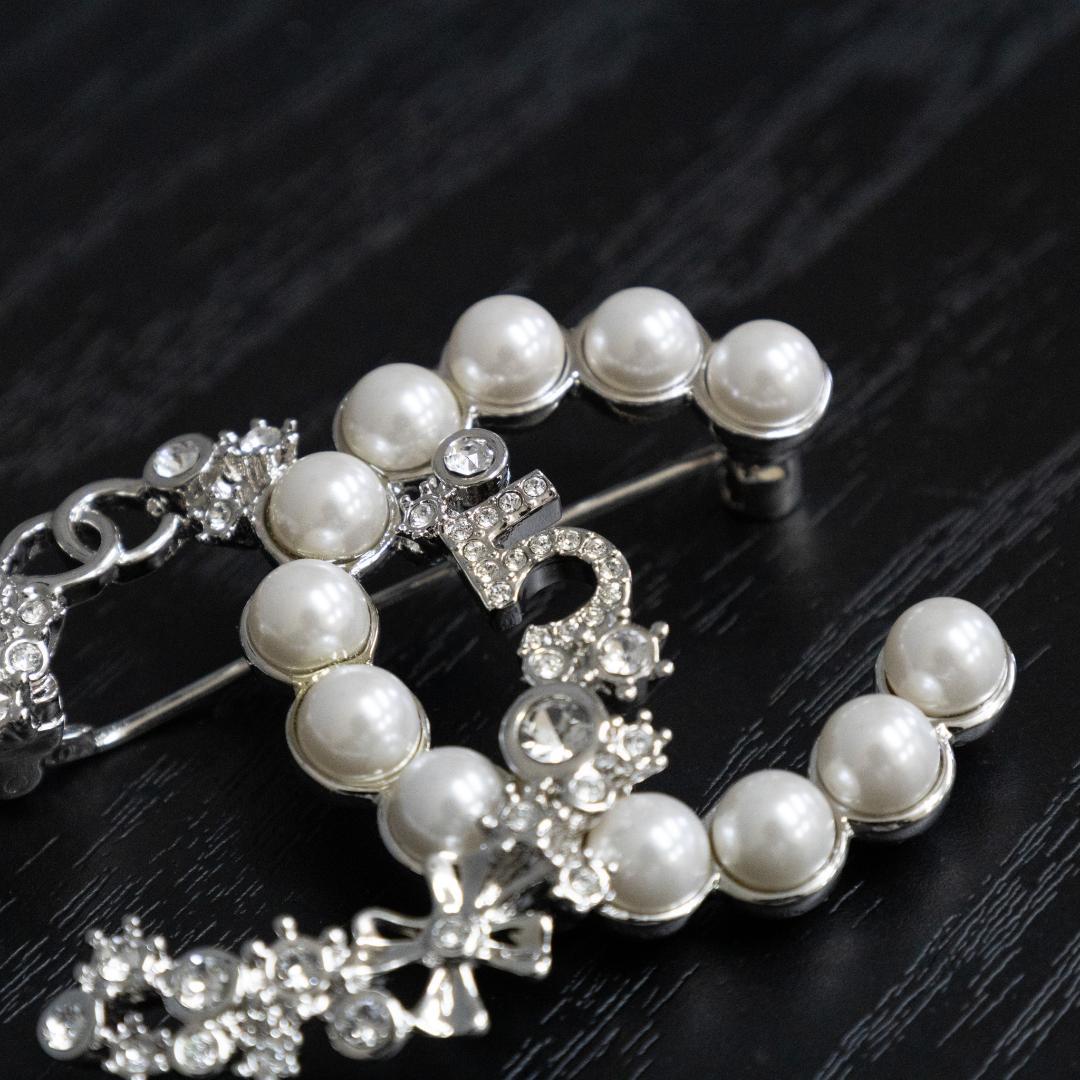 シャネル ココマーク No5 ブローチ B23P シルバーパール ラインストーン