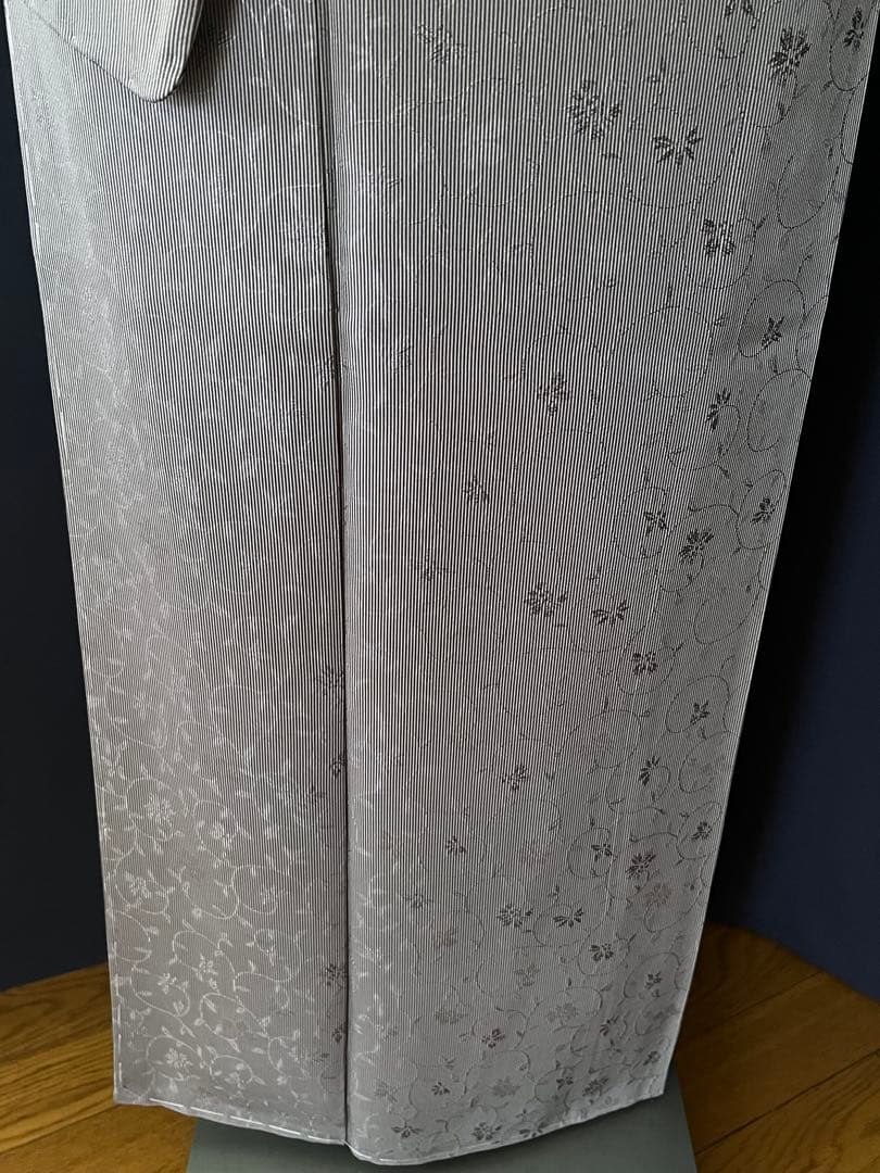 【小紋お召】お直し承りました　小花柄のお召　　※日本の絹シリーズ　　　　しつけ付