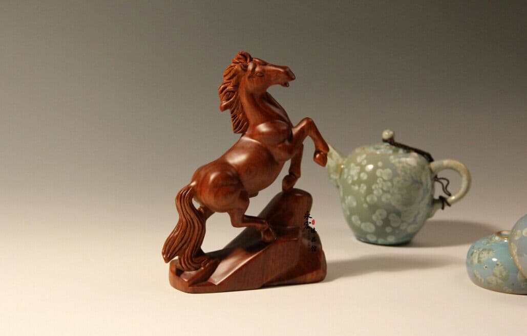 黄色の花梨.馬の手が届くと思います。マホガニーの置物ができます