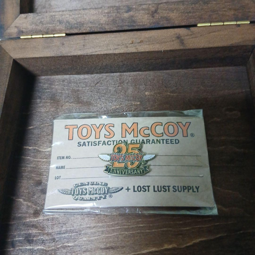 トイズマッコイ ロゴ入り木製アクセサリーボックス 25周年記念ピンバッジ