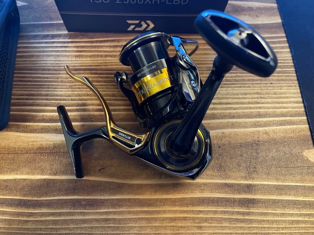 Daiwa TOURNAMENT ISO 2500XH-LBD スピニングリール