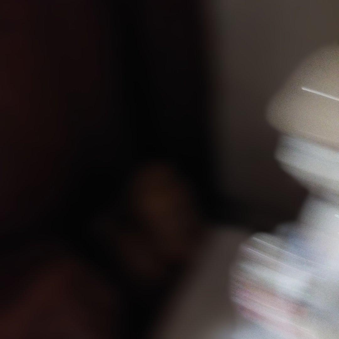 少女の陶器フィギュア 青いドレス