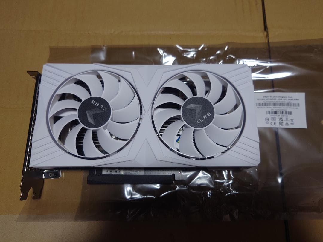 PNY GeForce RTX 4060 8GB ホワイトカラー