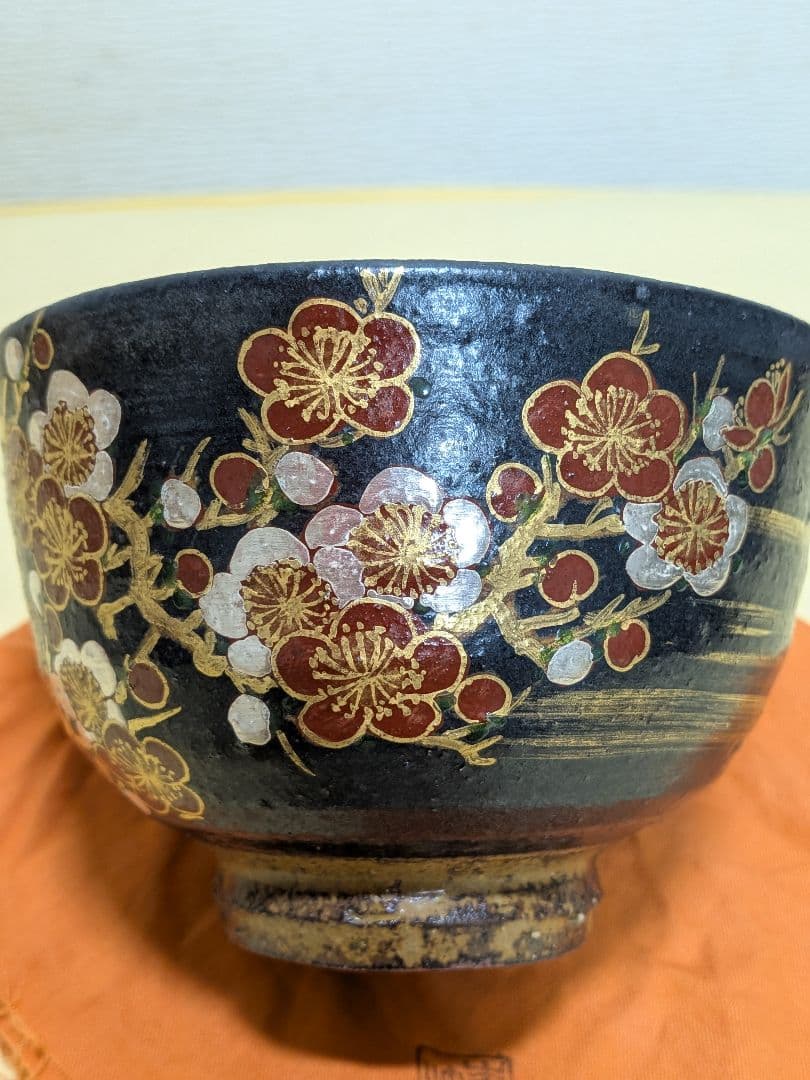 山本雄次　平安 麦波造　鉄地金銀彩　紅白梅図　茶盌　共箱
