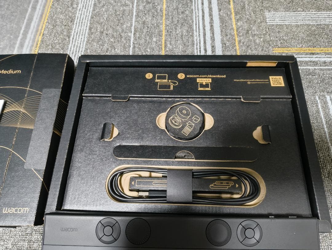 Wacom Intuos Pro Medium ペンタブレット 本体