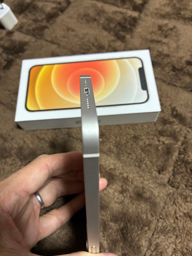 【極美品】iPhone12 ホワイト64GB 付属品未使用完備 ケース未使用付