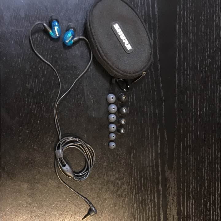 SHUREのイヤホン  ケース付き（クリアブルー）