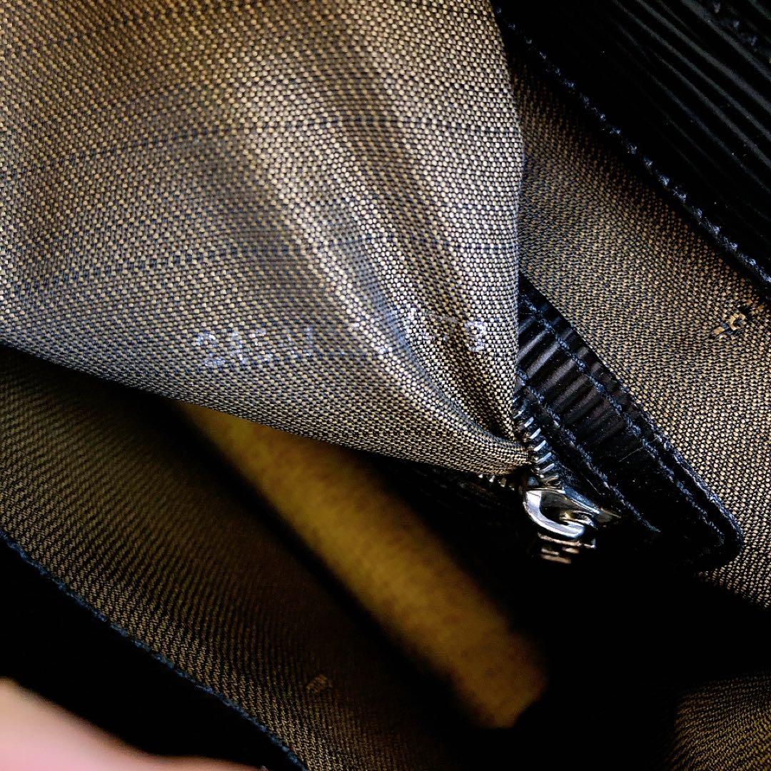【FENDI】ショルダートートバッグ　ロゴ型押し　レザー　ブラック　A4