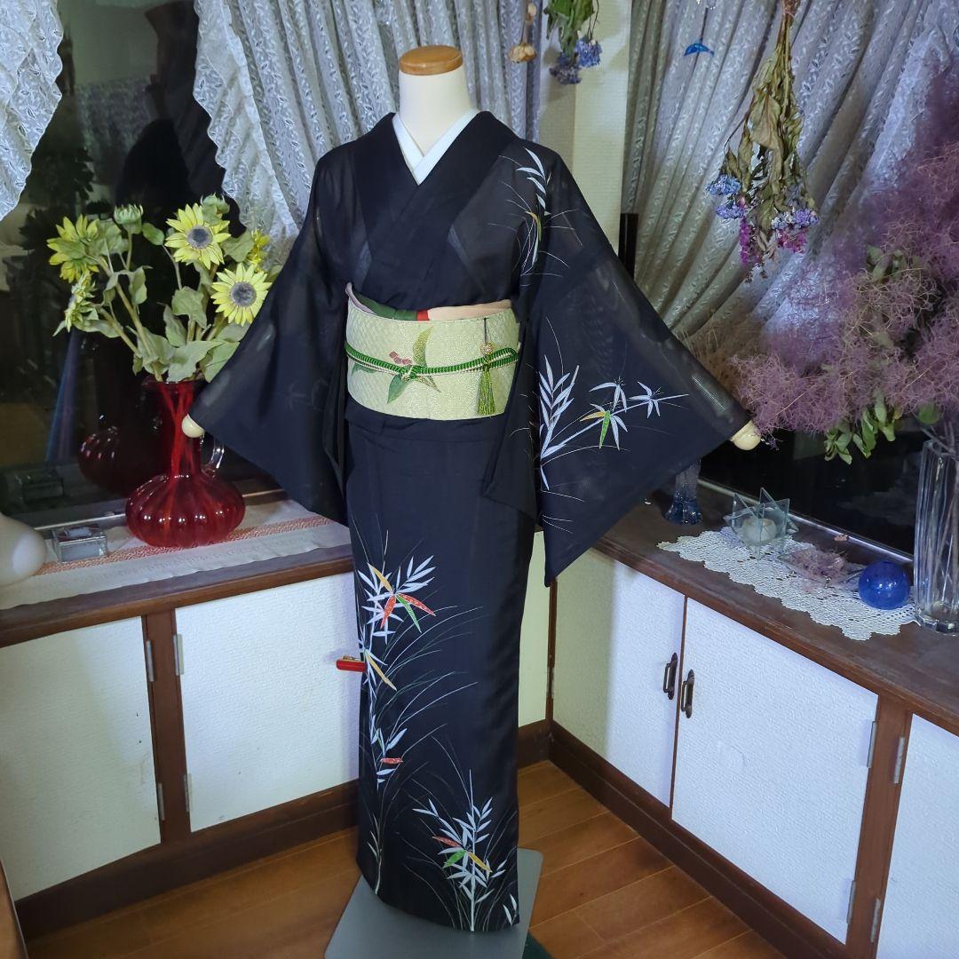 黒の地に清々しく描かれます笹竹が粋な絵模様を見せる洗える絽のお着物です