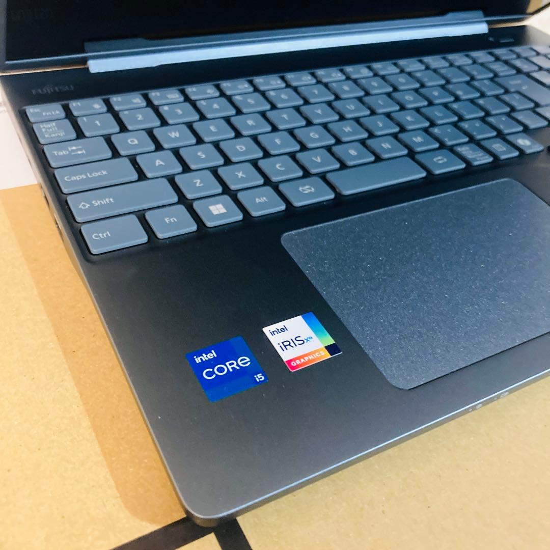 FMV 12世代 i5 1235U 16GB 500万画素カメラ 日本製 20万