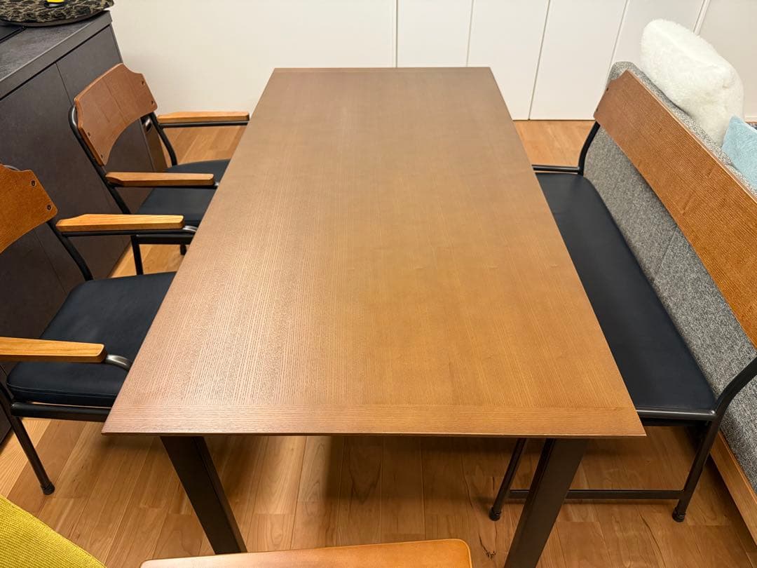 unico 木製アームチェア 黒クッション付き