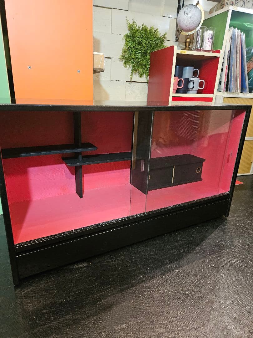 ショーケース　飾り棚　ガラス　引き出し　ブラックピンク　木製　ラック　昭和レトロ