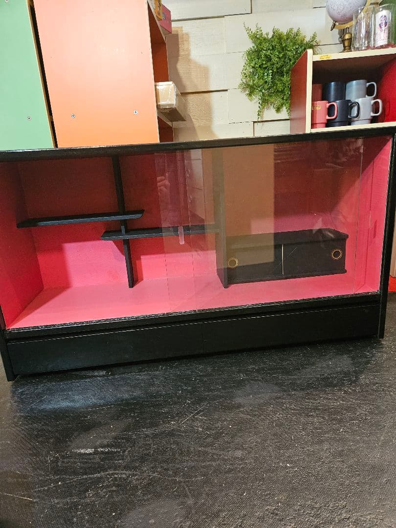 ショーケース　飾り棚　ガラス　引き出し　ブラックピンク　木製　ラック　昭和レトロ