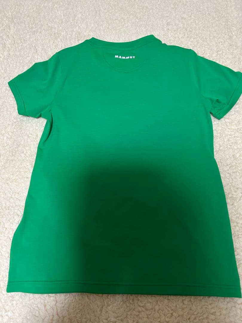 MAMMUT Tシャツとハーフパンツ