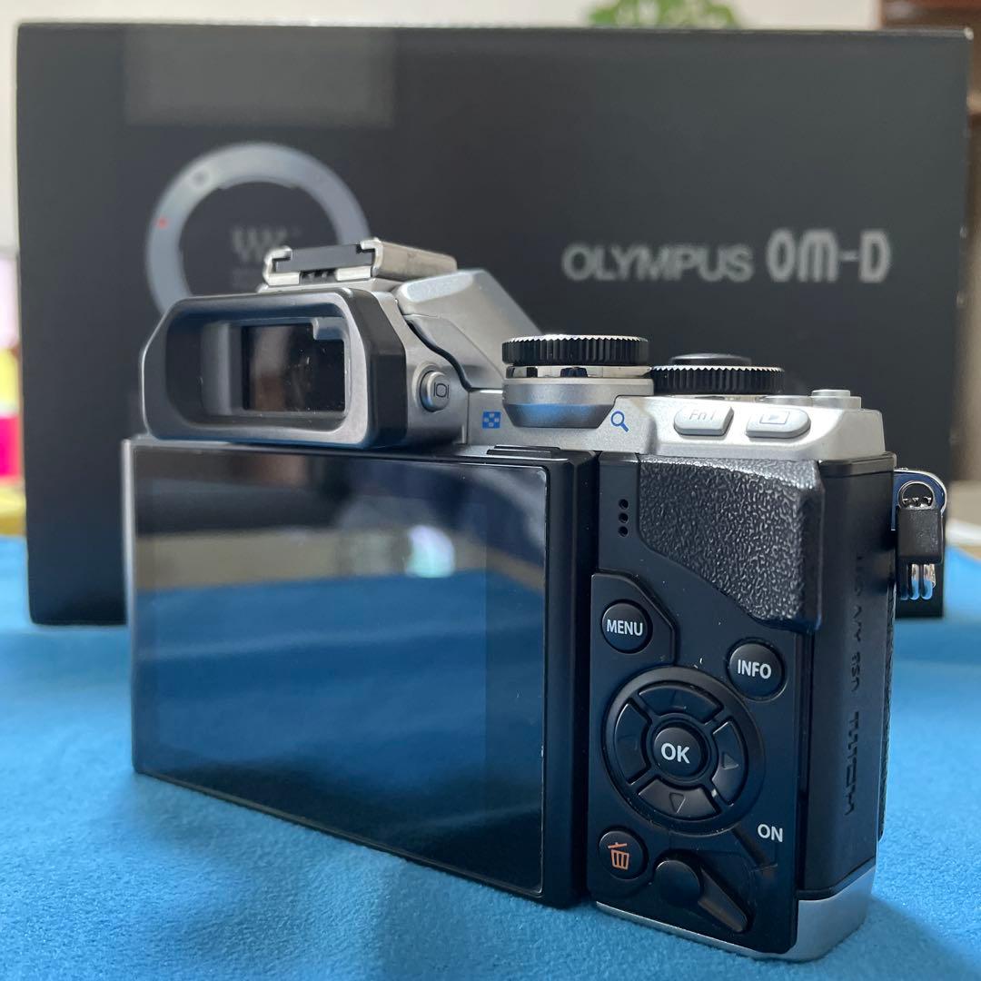 OLYMPUS オリンパスOM-D E-M10 ダブルズームキット シルバー