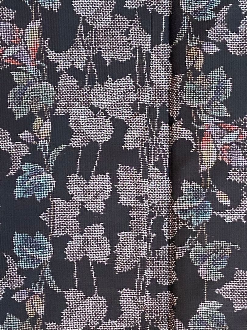 美品☆黒色　泥染本場大島紬　花唐草　蔦模様　着物（袷）