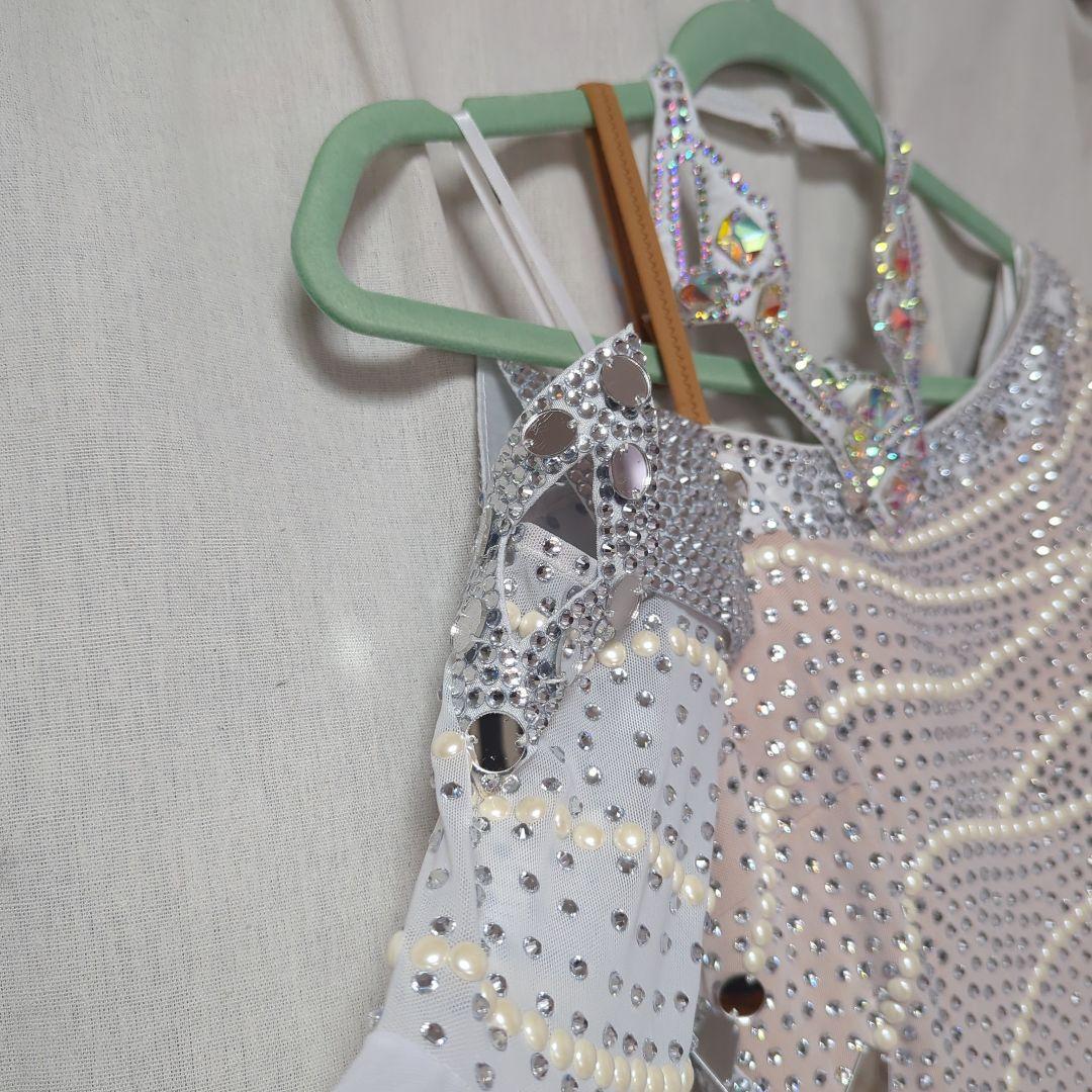 ホワイトオフショルダードレス