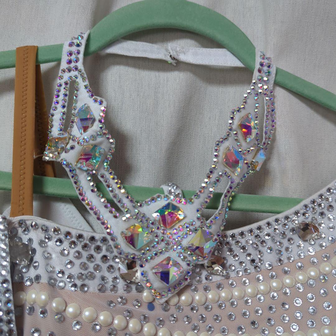 ホワイトオフショルダードレス