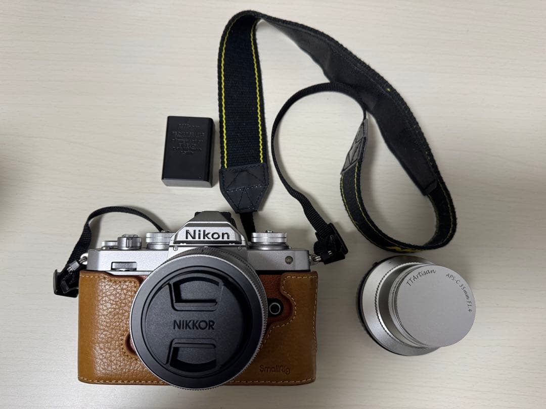 ニコンZfcアンバーブラウン