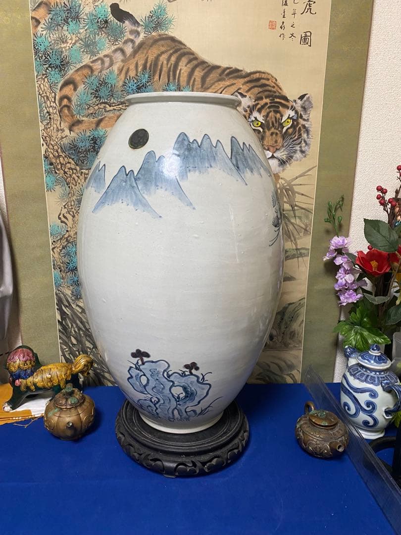 李朝青い豹と松の絵柄の陶器花瓶　骨董品
