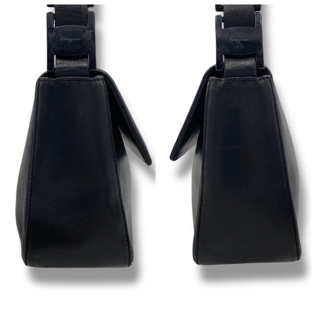 美品 フェラガモ ショルダーバッグ バッグ レザー 黒 チェーン Vintage