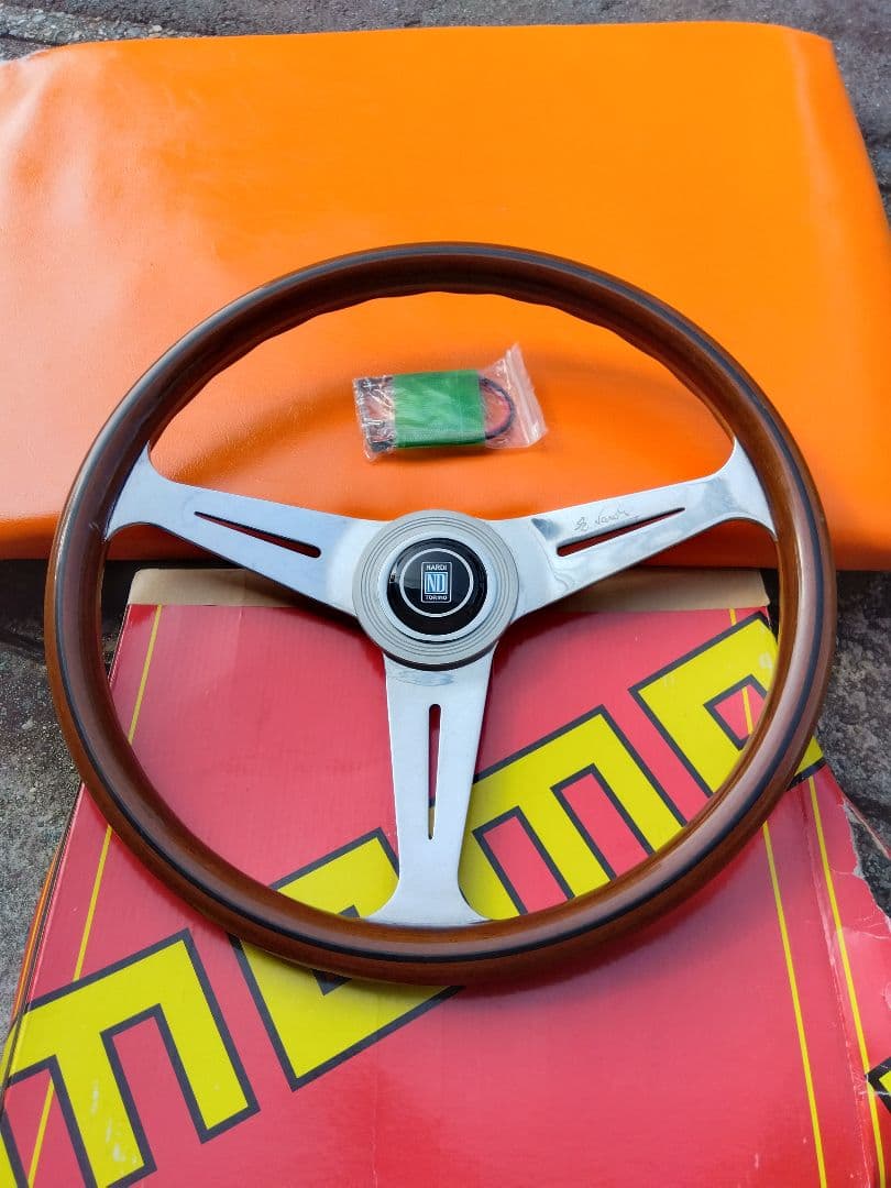 希少　ナルディ　ビンテージステアリング　クラッシックウッド