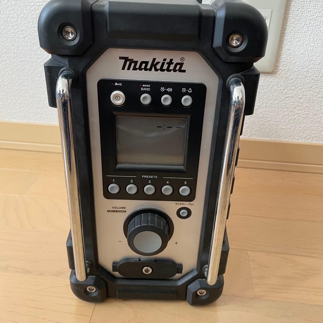 極美品✨　マキタ 充電式ラジオ MR102 ACアダプタ付き　白