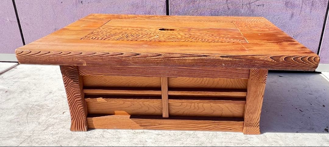 ケヤキ材で作られた日本の火鉢。