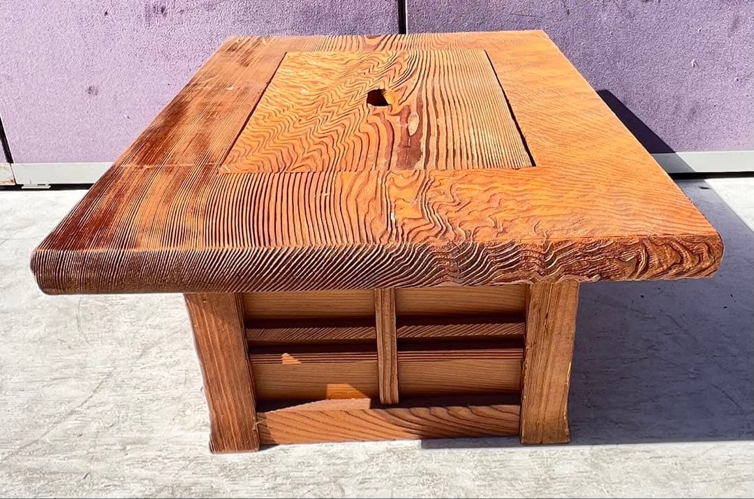 ケヤキ材で作られた日本の火鉢。