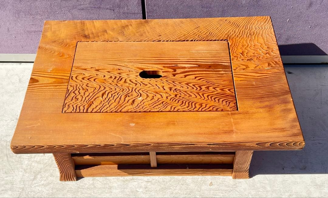 ケヤキ材で作られた日本の火鉢。