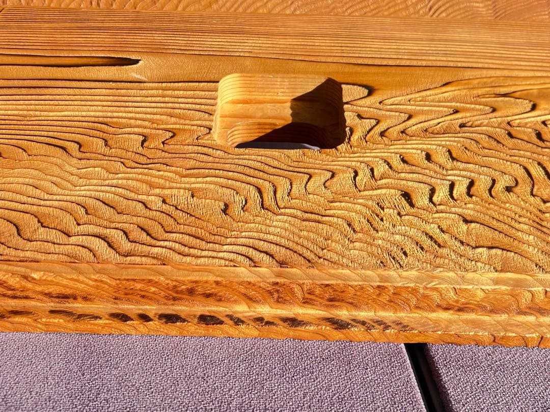 ケヤキ材で作られた日本の火鉢。