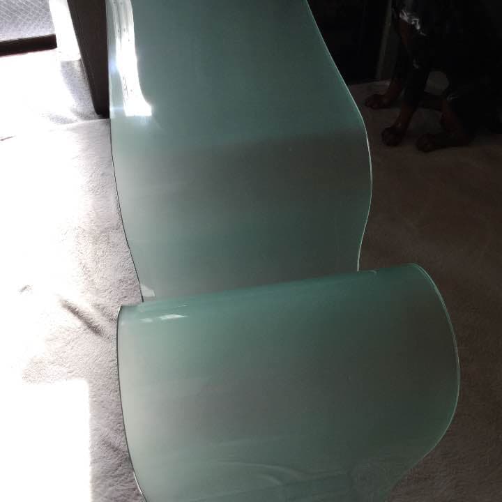 一枚ガラスのデザイン飾棚です