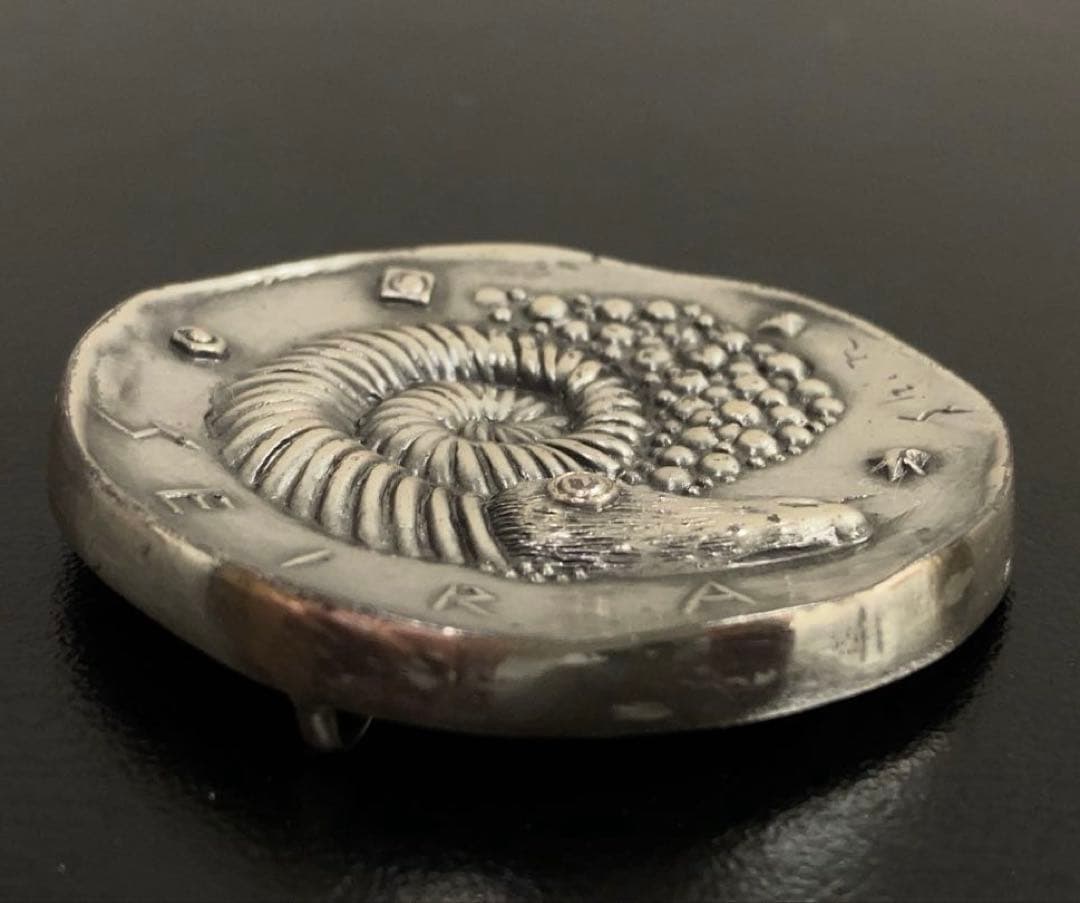 三谷　慎　silver製　レリーフブローチ