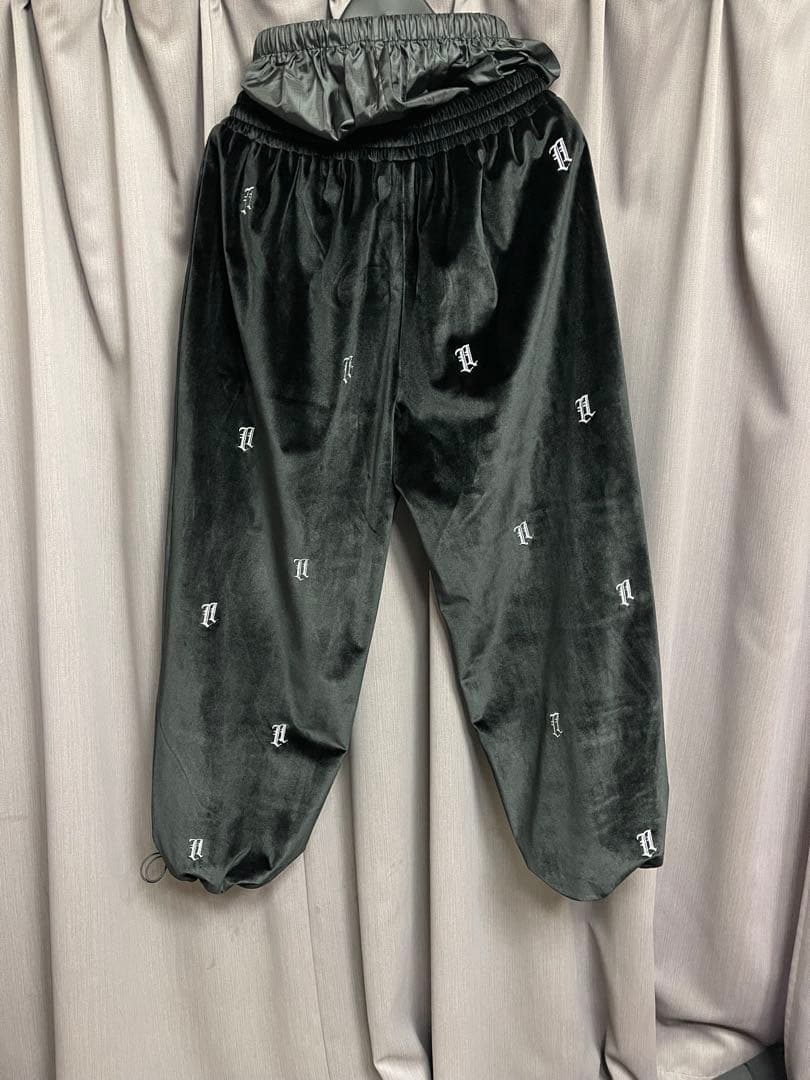 libelice 24-25モデル　黒白刺繍ベロアセットアップ　Ｌ