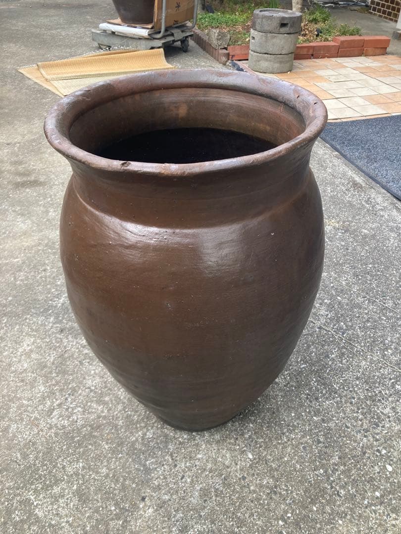 時代物 陶器の大型甕 古い壺 。茶褐色。和モダン 高さ64センチ