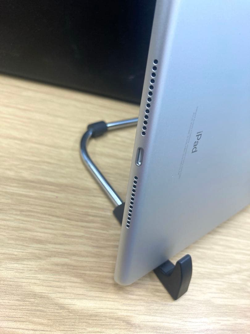 iPad 第6世代 32GB シルバー wifiモデル