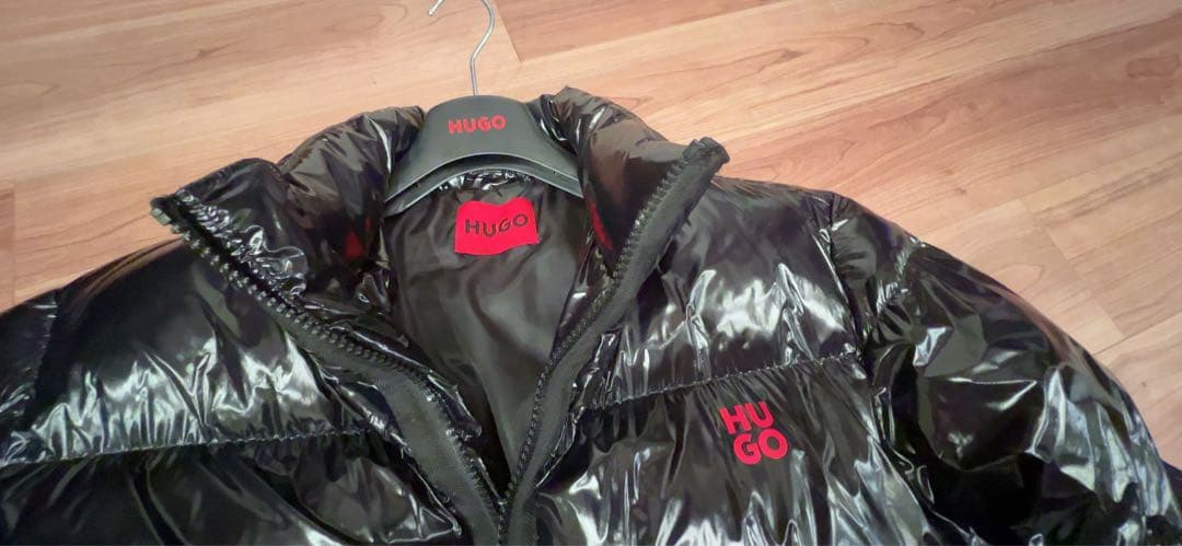 【美品】HUGO 光沢のあるブラックのパファーダウンジャケット　メンズ
