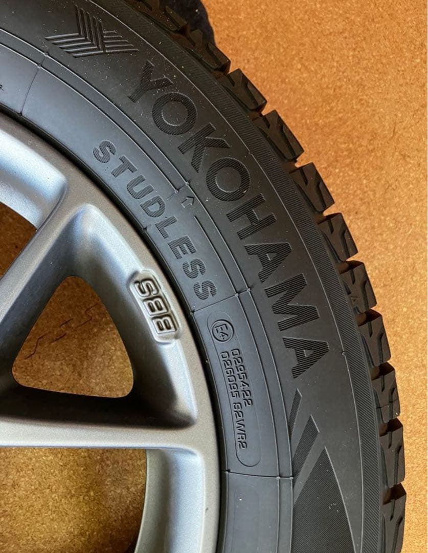 ヨコハマスタッドレス美品ベンツGLC GLK 用2023年タイヤ送料込み