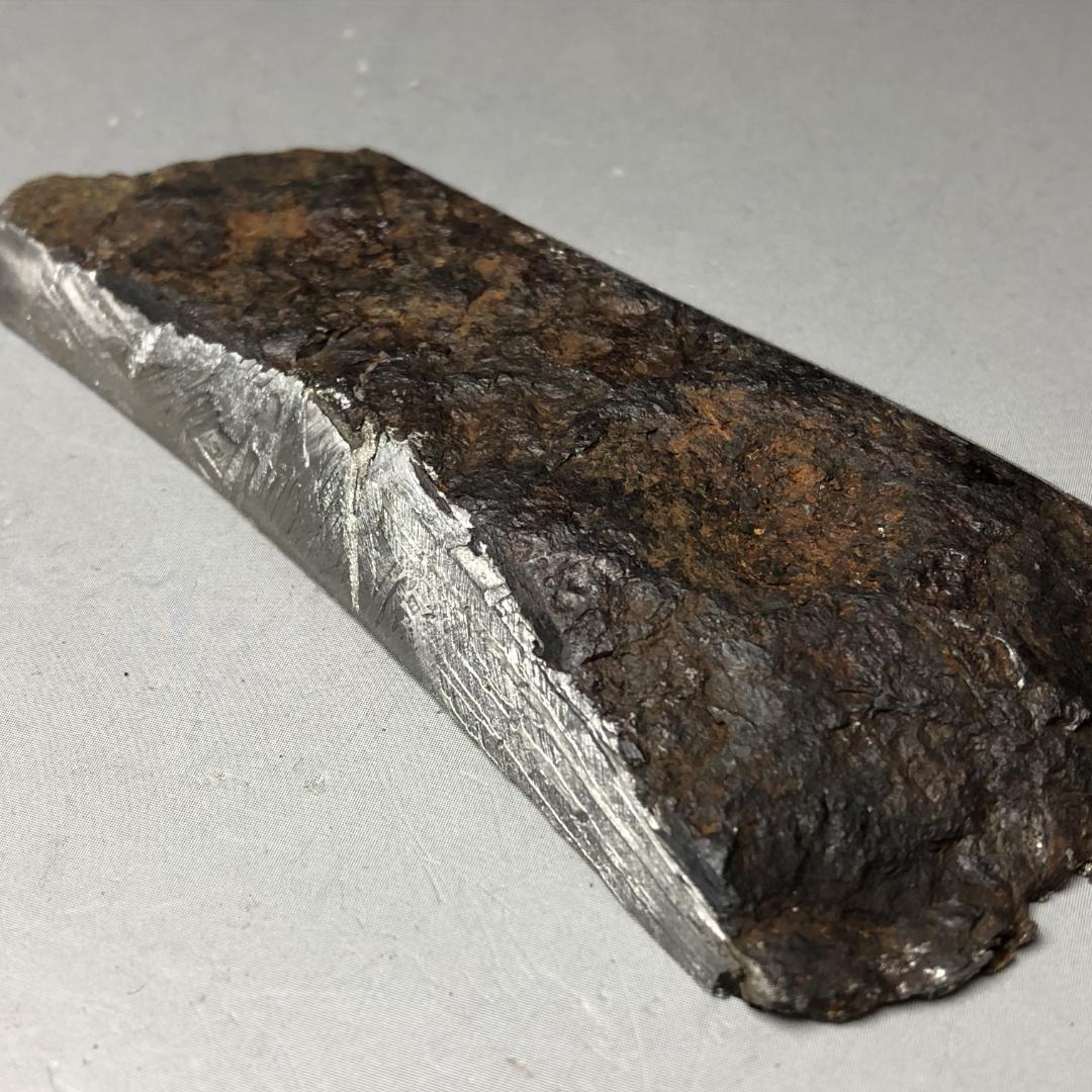 み*ん様 隕石 鉄隕石　アルタイ隕石　ナチュラル　原石　重さ約100ｇ 立て付き