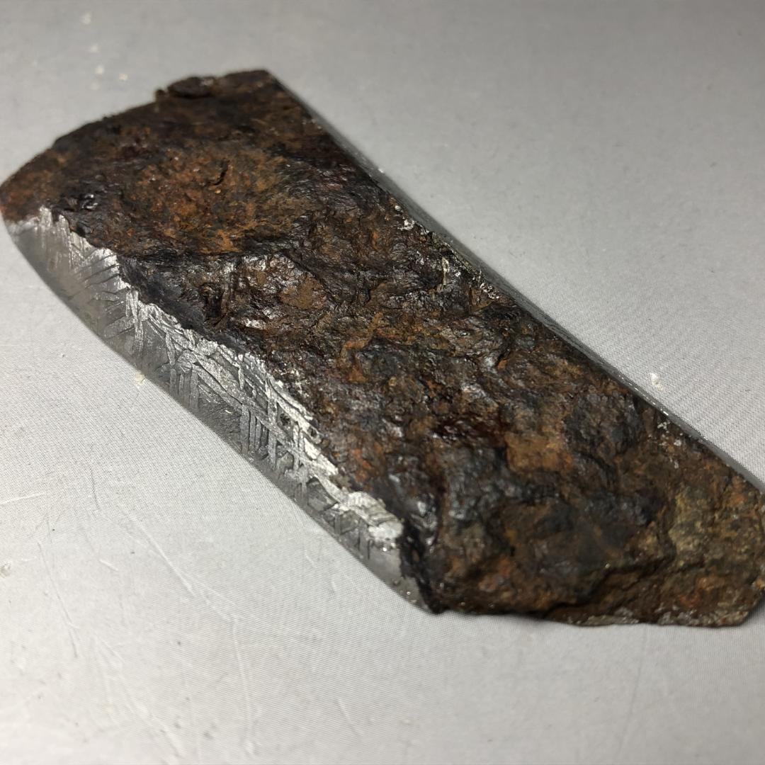 み*ん様 隕石 鉄隕石　アルタイ隕石　ナチュラル　原石　重さ約100ｇ 立て付き