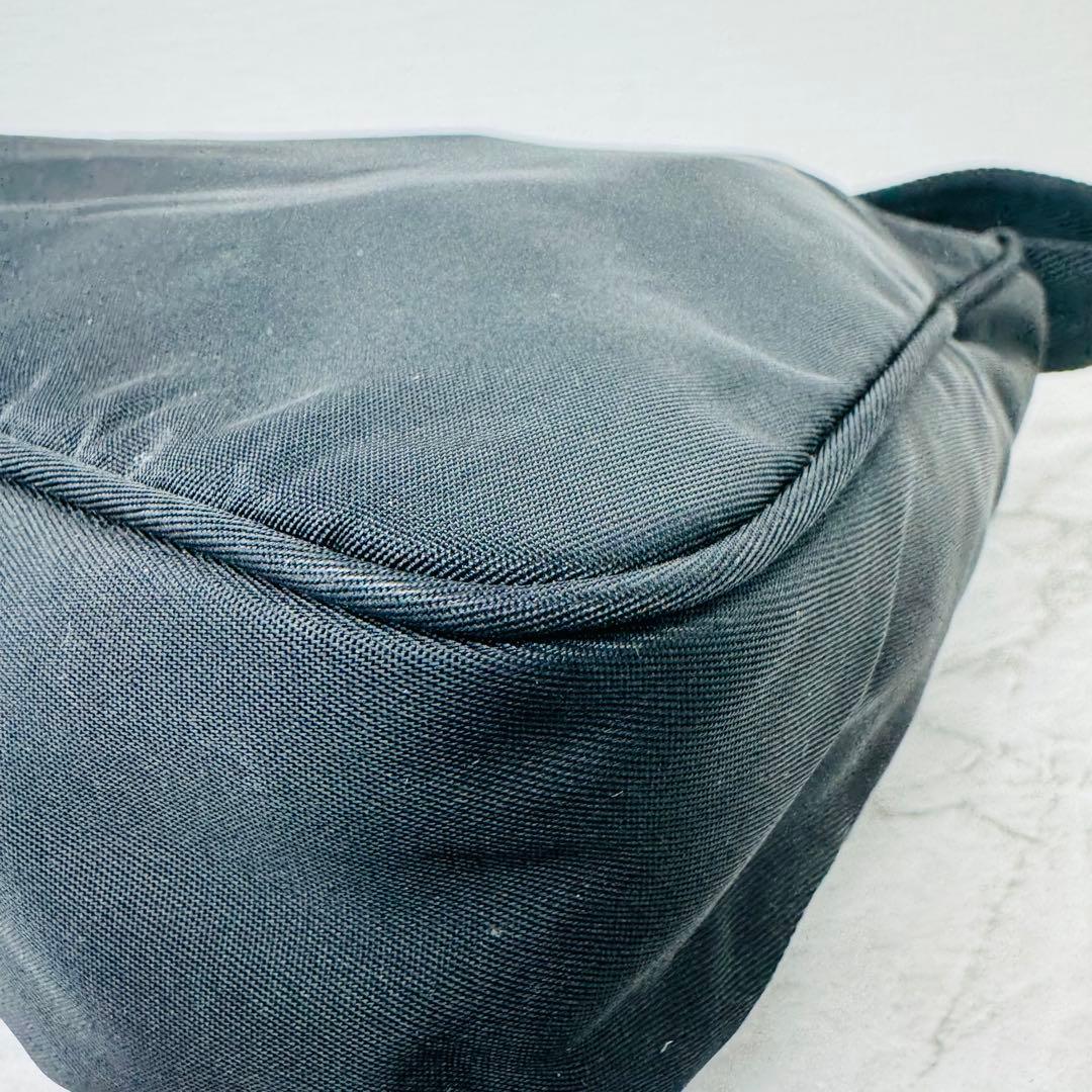 ✨PRADA✨プラダ✨ハンドバッグ✨ハーフムーン✨ナイロン✨三角ロゴプレート✨